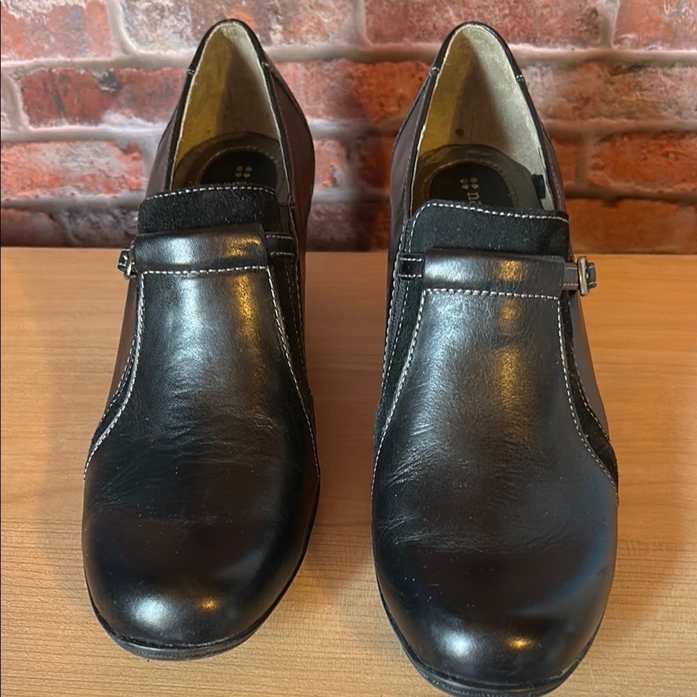 Woman’s NATURALIZER size 9.5 Black with Low Wide Heel suede details
